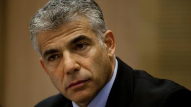 Photo of لبيد يدافع عن جرائم الاحتلال في الأقصى