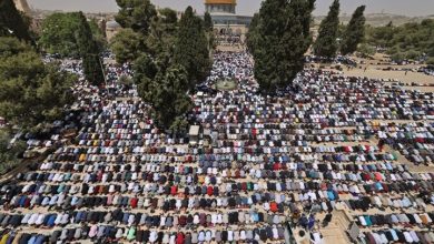 Photo of رغم الحواجز واعتداءات الاحتلال.. نحو 160 ألف فلسطيني يؤدون صلاة الجمعة الأخيرة من رمضان بالمسجد الأقصى