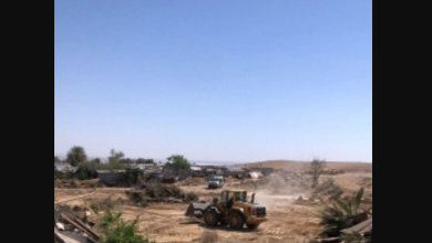 Photo of لليوم الثاني على التوالي: عمليات هدم وتجريف لعرب الحمامدة بضواحي شقيب السلام