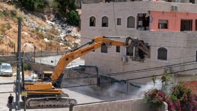 Photo of عائلة الرجبي تواصل الاعتصام في خيمة على ركام منازلها