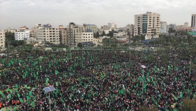 Photo of “معاريف”: إسرائيل منحنية على ركبتيها أمام “حماس”