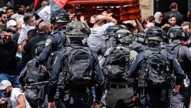 Photo of خيبة أمل إسرائيلية من “الغباء” بالتعامل مع جنازة أبو عاقلة