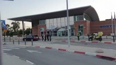 Photo of اصابة شابين من جلجولية بجراح خطيرة وطفيفة باطلاق نار قرب محطة القطار في روش هعاين