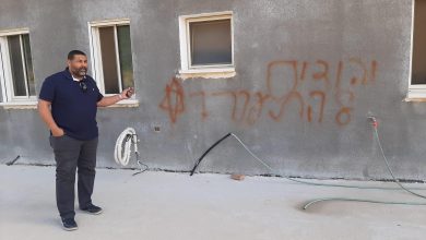 Photo of ثقب إطارات سيارات وشعارات معادية للعرب في جسر الزرقاء