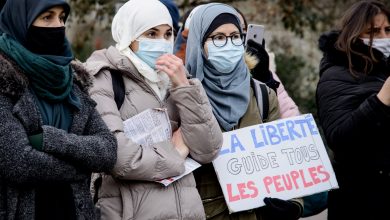 Photo of باحث حقوقي يرى حظر العباءة والحجاب بفرنسا صهرا للمسلمين في المجتمع