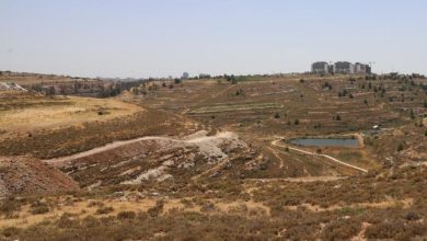 Photo of شارع استيطاني جديد يحول قريتين فلسطينيتين في الضفة الغربية إلى سجن