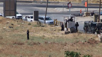 Photo of فلسطيني يسيطر على سلاح ضابط إسرائيلي وينسحب قرب الخليل