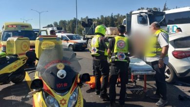 Photo of مصرع رجل واصابة خطيرة بحادث طرق مروّع بين سيارتين على شارع 6