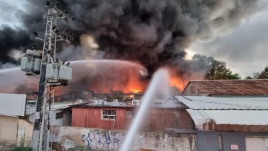 Photo of إخلاء منازل عقب حريق بمبان تحوي مواد خطيرة في حيفا
