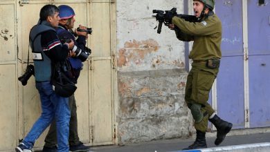 Photo of 162 انتهاكاً بحق الصحفيين في فلسطين مايو الماضي