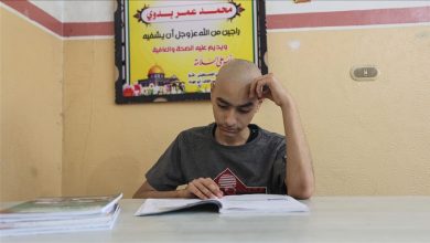 Photo of غزة.. مريض سرطان يؤجل “العلاج الكيميائي” للتقدّم للثانوية العامة