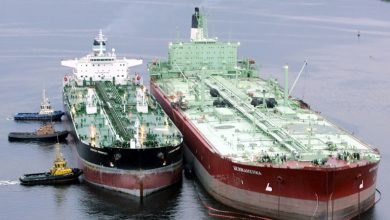 Photo of إندبندنت: سفن بريطانية تساعد روسيا بوتين في تجنب عقوبات النفط