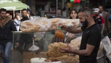 Photo of سوريون يبيعون ممتلكاتهم لتأمين معيشتهم