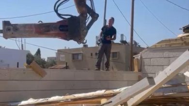 Photo of اللد: السلطات الإسرائيلية تهدم جزءا من منزل لعائلة النقيب