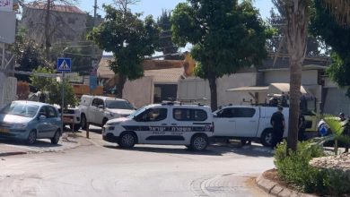Photo of السلطات الإسرائيلية تهدم مبنى في جلجولية ومدخل محل تجاري في رهط