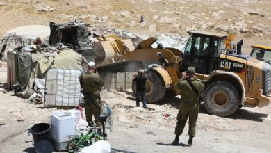 Photo of الاحتلال يداهم تجمع ام قصة ويهدم منزلا في مسافر يطا