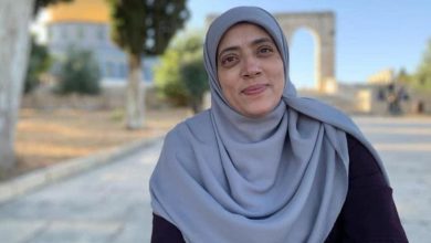 Photo of الاحتلال يُبعد المرابطة خديجة خويص عن الأقصى