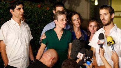 Photo of عائلة الضابط “هدار” تنظم أضخم مسيرة بغلاف غزة لتحريك الملف