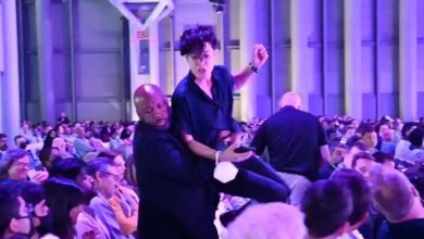 Photo of محتجون يقتحمون مؤتمر “أمازون” لتوقيعها عقدا مع الاحتلال