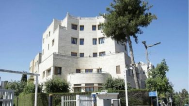 Photo of يئير لبيد يقيم في فيلا رجل أعمال مقدسي هُجر خلال النكبة