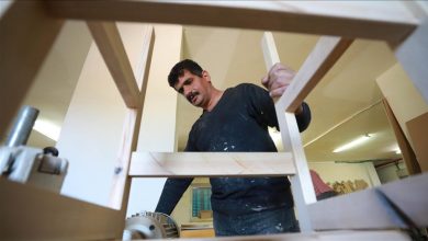 Photo of جابر.. معوق فلسطيني يتفنن في صنع ألعاب خشبية