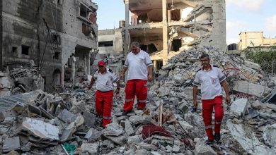Photo of الدفاع المدني بغزة: الاحتلال دمر مبان سكنية على رؤوس قاطنيها