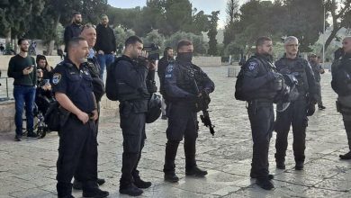 Photo of عشرات المستوطنين يقتحمون باحات المسجد الأقصى