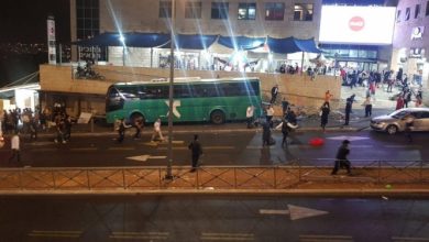 Photo of القدس: مصرع امرأة وطفلتين وعدة إصابات إثر انحراف حافلة عن مسارها