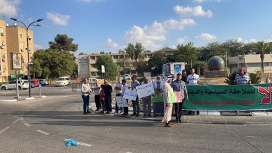 Photo of العشرات يشاركون بالوقفة الاحتجاجية أمام مستشفى سوركا إسنادا للشيخ الباز