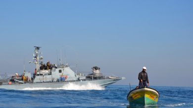 Photo of بحرية الاحتلال تستهدف مراكب الصيادين في غزة وتُغرِق أحدها