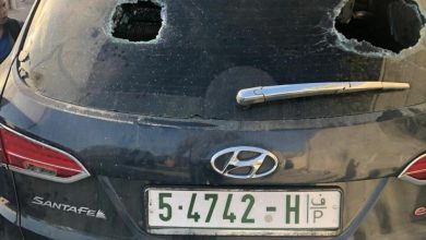 Photo of مستوطنون يحطمون مركبات مواطنين في الخليل