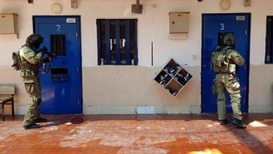 Photo of أسرى “رامون” يغلقون أقسام السجن