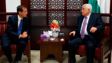 Photo of ناقشا سبل التعاون ووقف التصعيد.. عباس يهنئ الرئيس الإسرائيلي بمناسبة رأس السنة العبرية