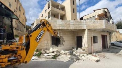 Photo of الاحتلال يجبر مقدسياً على هدم منزله