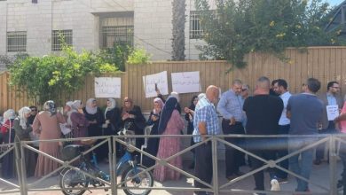 Photo of مقدسيون يتظاهرون ضد فرض مناهج الاحتلال على المدارس