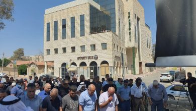 Photo of العشرات يشاركون بصلاة الجمعة للمطالبة بإعادة مسجد بئر السبع لأهله في النقب