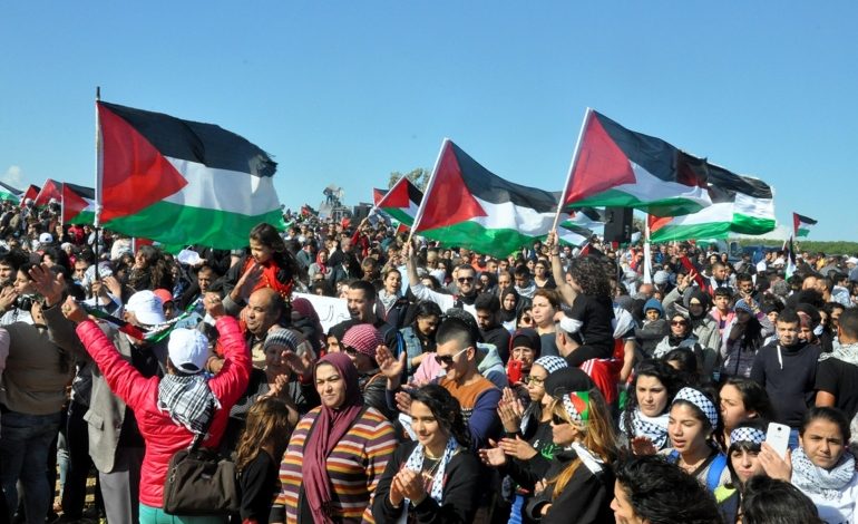 فلسطينيون من الداخل يحملون صور 13 شهيدا قتلتهم إسرائيل في هبة القدس مطلع الانتفاضة الثانية عام 2000