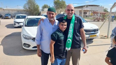 Photo of حاولوا تنغيص فرحته وأهله بتأخير خروجه… الأسير فراس عمري من “صندلة” حرًا (فيديو وصور)