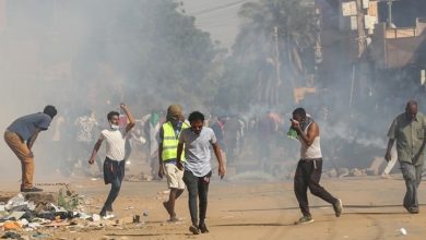 Photo of آلاف المتظاهرين بشوارع السودان بمواجهة قوات الأمن