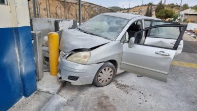 Photo of إصابة رجل إثر اصطدام سيارته عند حاجز برطعة