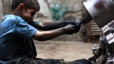 Photo of أطفال سوريون يتركون مقاعد الدراسة ويعملون في ورش ميكانيك السيارات