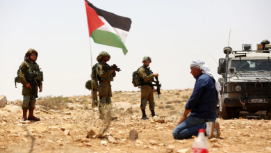 Photo of رغم قسوة محاولات إجباره على الرحيل.. مسن فلسطيني في مَسافر يطّا يقاوم الاحتلال بأرضه منذ 35 عاما