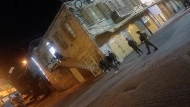 Photo of الاحتلال يطرد عائلة فلسطينيّة من مبنى لبلديّة الخليل في البلدة القديمة