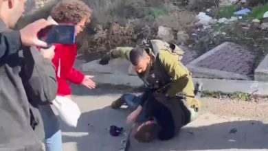 Photo of الخليل: جنود الاحتلال يعتدون على ناشطين يساريين إسرائيليين