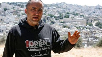 Photo of الاحتلال يبعد فلسطينيا صوّر اعتداء جنود على ناشطين إسرائيليين