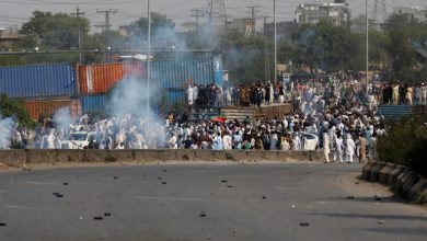 Photo of باكستان.. السلطات تغلق مداخل العاصمة وعمران خان يشارك في احتجاج بمدينة مجاورة