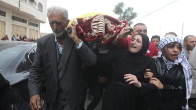 Photo of الخليل تُشيع الطفلة الشهيدة فلة المسالمة في موكب مهيب