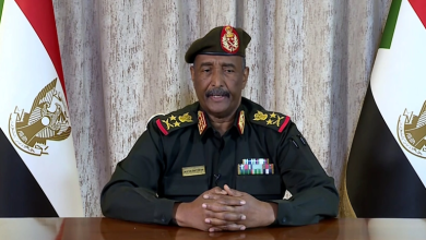 Photo of البرهان يحذر حزب البشير والحركة الإسلامية من التخفي خلف الجيش