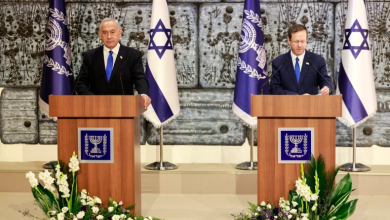 Photo of نتنياهو يتسلم رسميا تكليفا بتشكيل الحكومة ويرفض أن تكون نذير سوء والرئيس الإسرائيلي يعلق على اتهاماته بالفساد