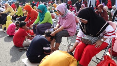 Photo of الأطفال يغسلون أقدام أمهاتهم في جاكرتا